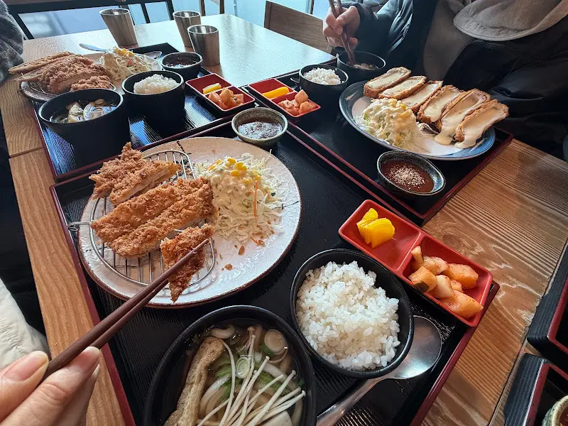 돈가스 한 상 차림