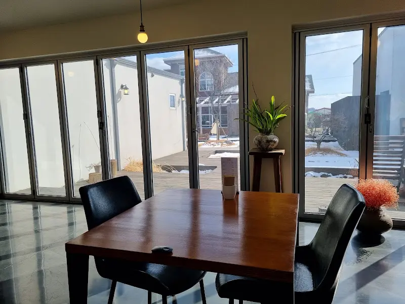 밝고 깔끔한 내부