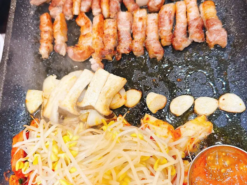 상수김치삼겹살 구워진 삼겹살