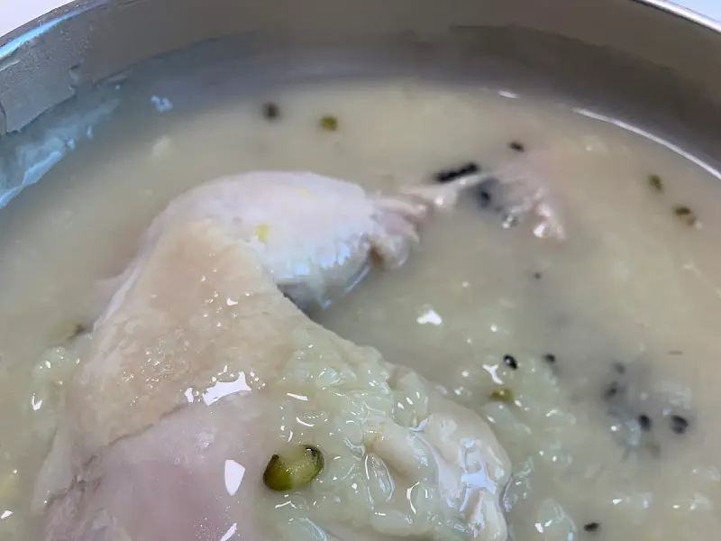 닭죽 속 닭고기