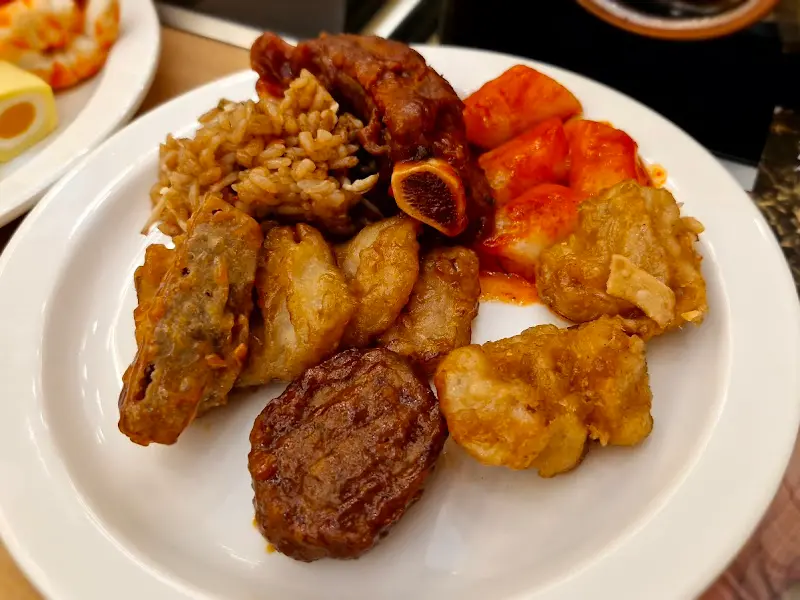 다채로운 뷔페 음식