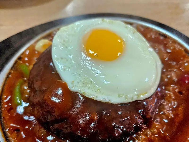 반숙 계란이 올라간 함박스테이크