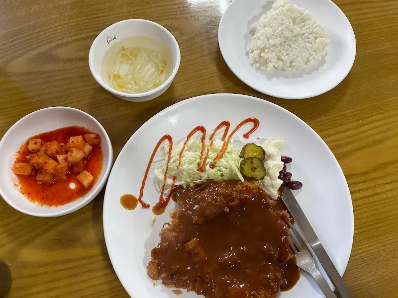 함박스테이크 한 상 차림