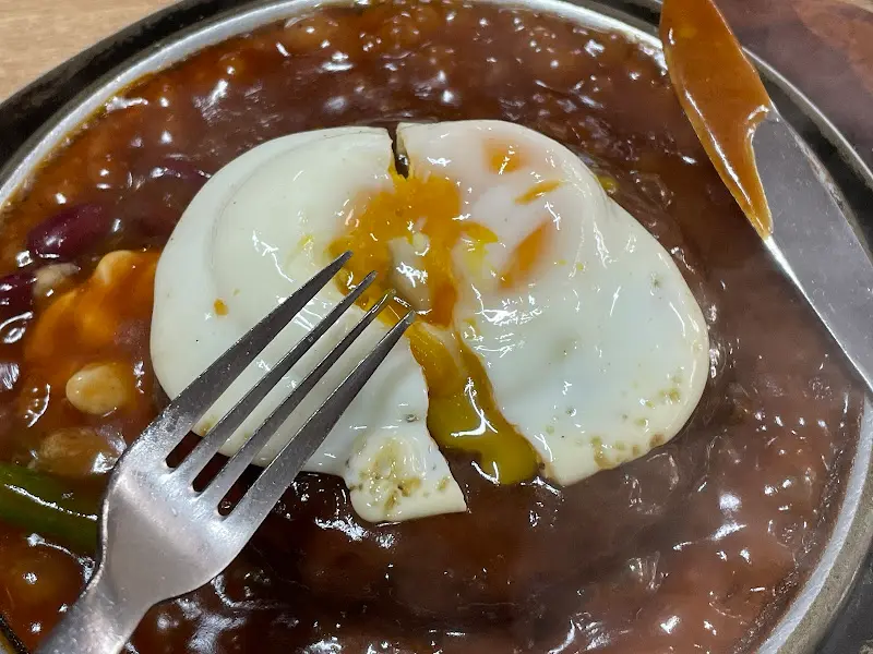 계란 노른자가 터진 함박스테이크