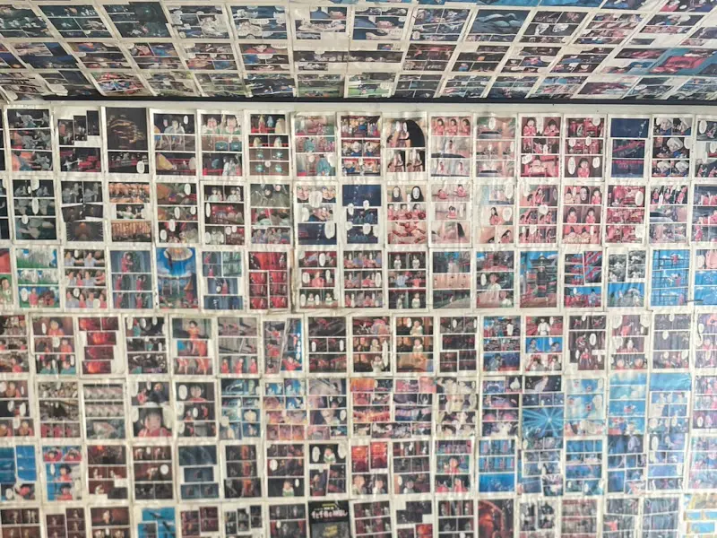 만화책으로 뒤덮인 벽