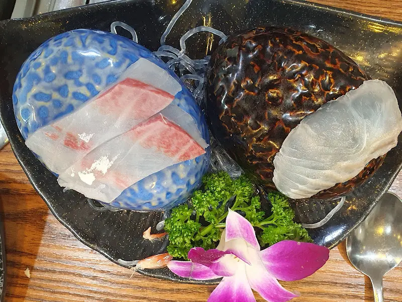 도자기 그릇에 담겨 나온 회