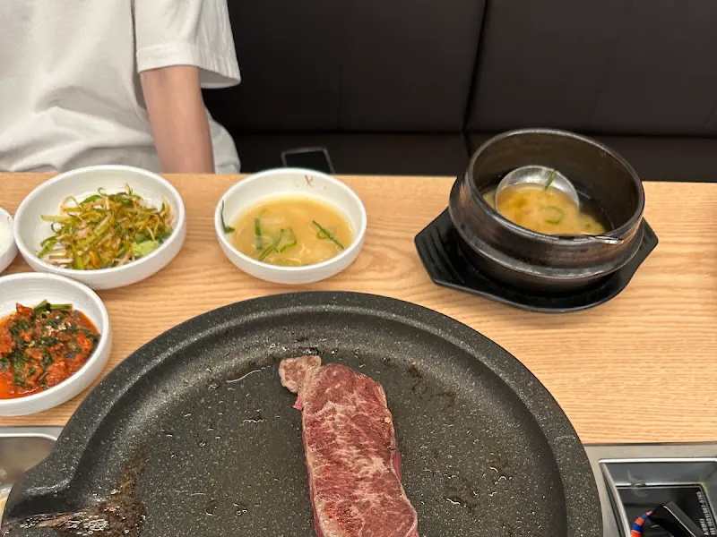 정갈하게 차려진 테이블