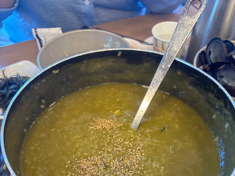 전복죽이 담긴 솥