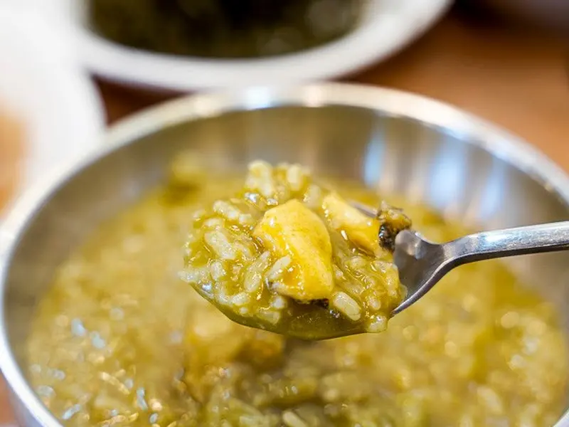 숟가락 위에 올려진 전복죽