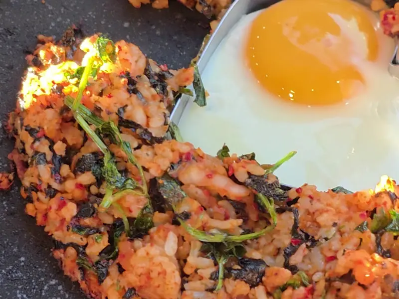 하트 모양 미나리 볶음밥