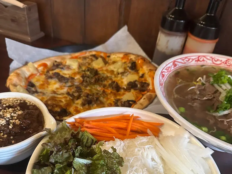 이국적인 비주얼의 피자와 쌀국수 한 상