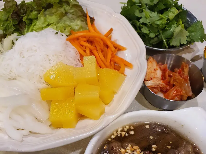 신선한 재료가 듬뿍 들어간 분짜