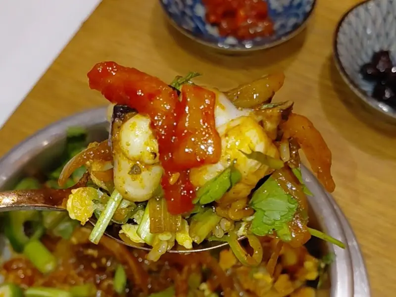 신미나리낙지솥밥을 숟가락으로 뜬 모습