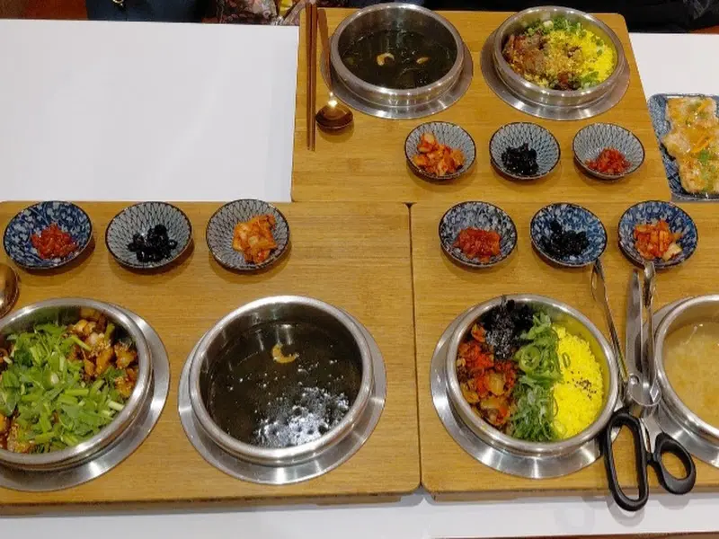 솥밥과 다양한 반찬들