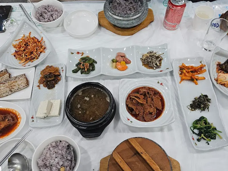 돌솥밥 정식 한상차림
