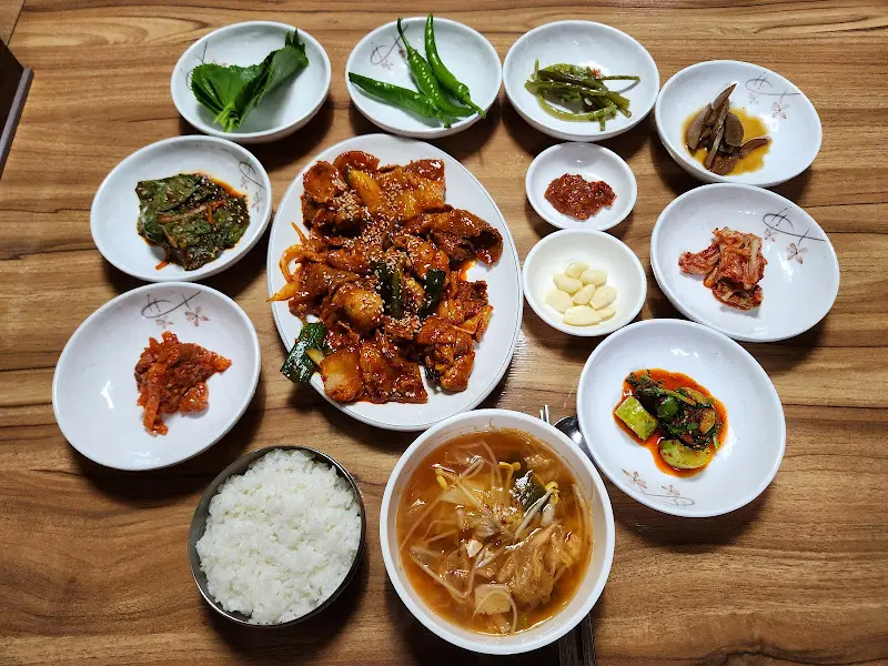 푸짐하게 차려진 한 상 차림