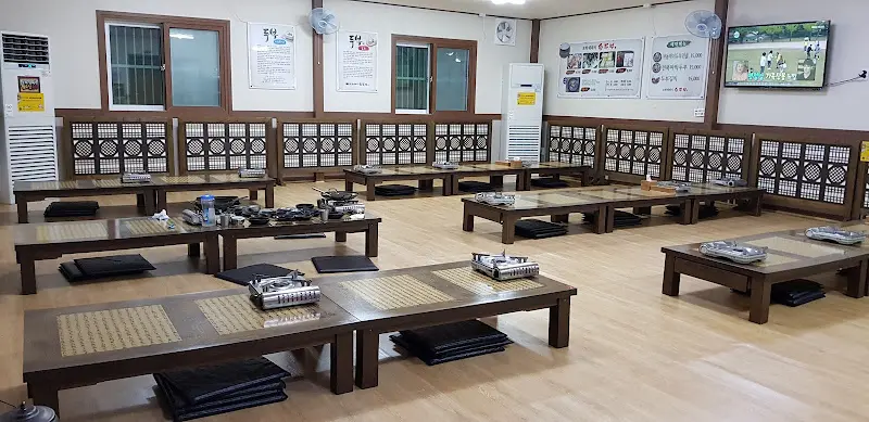 넓고 깔끔한 식당 내부