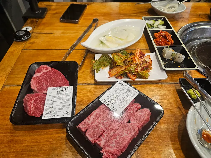 붉은빛 선홍색 살결의 채끝과 안심