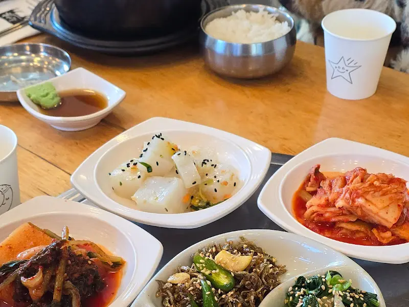 정갈하게 담긴 밑반찬들