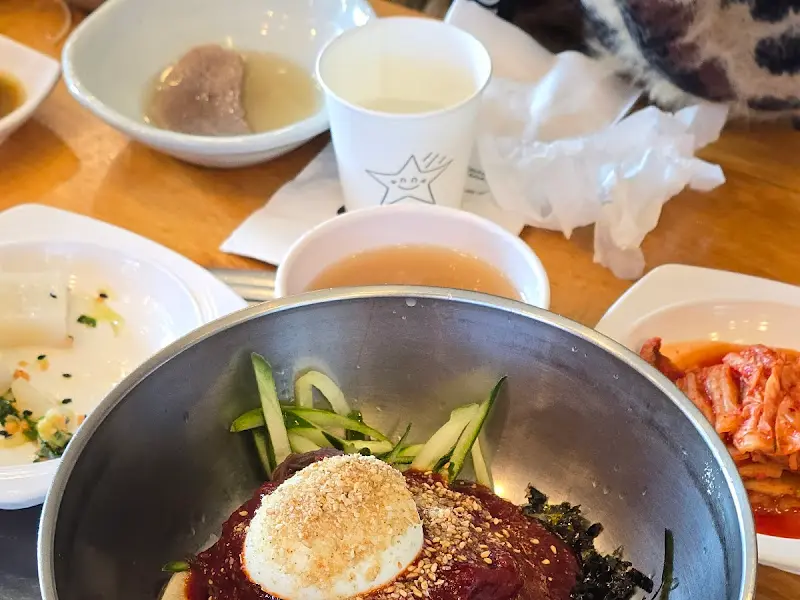 후식으로 제공되는 비빔냉면