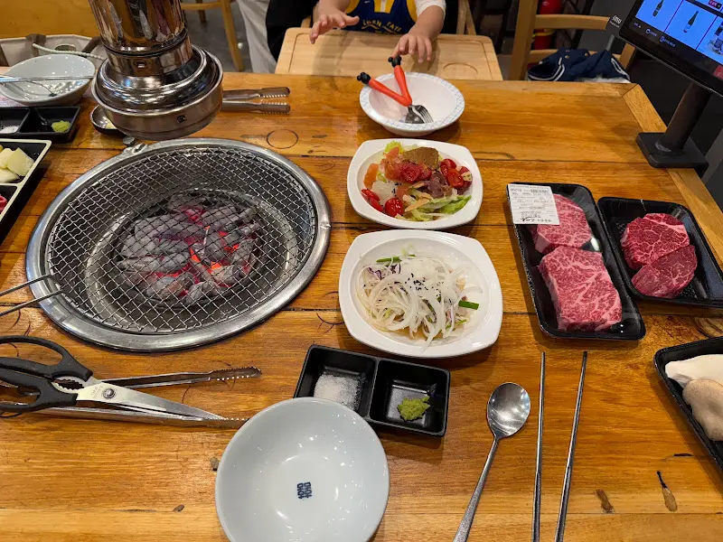 숯불 위에서 익어가는 한우