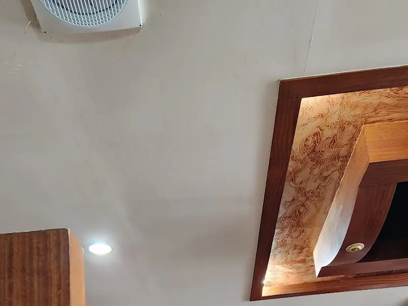 챔프 돈까스 내부 천장