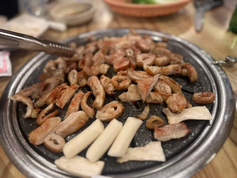 불판 위에서 익어가는 막창과 떡