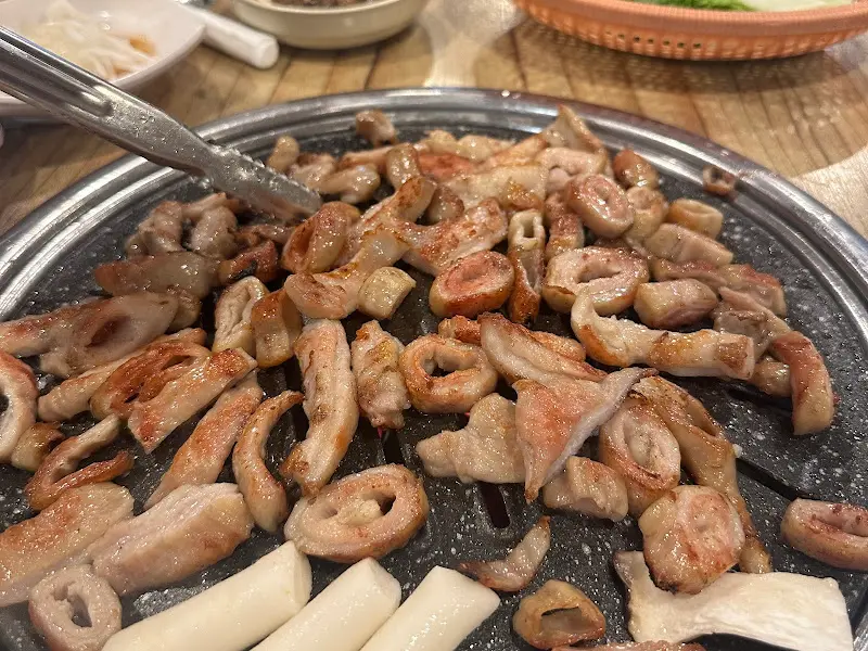 노릇하게 익은 막창을 집는 모습