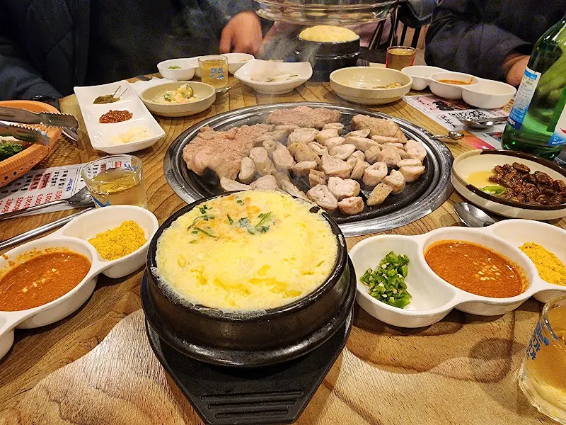 푸짐하게 차려진 테이블