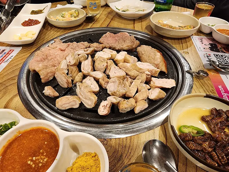 불판 위의 막창과 곁들임