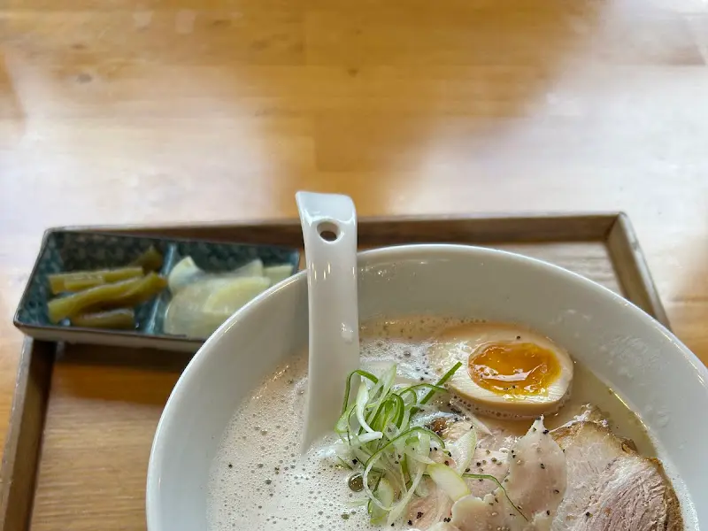 반숙 계란과 라멘의 조화