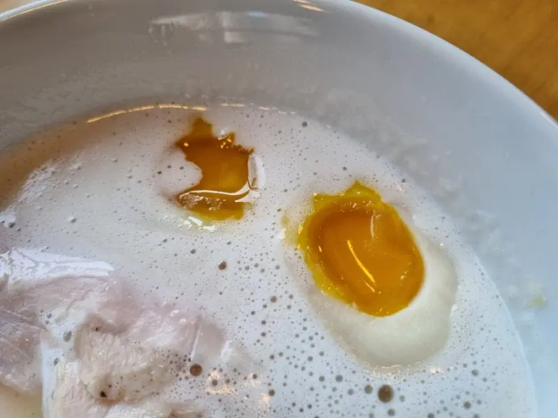 윤기가 자르르 흐르는 반숙란