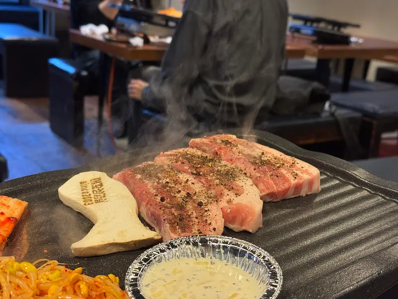 통후추 삼겹살이 구워지는 모습