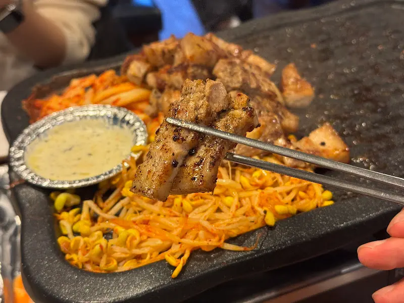 크림소스에 찍어 먹는 통후추 삼겹살