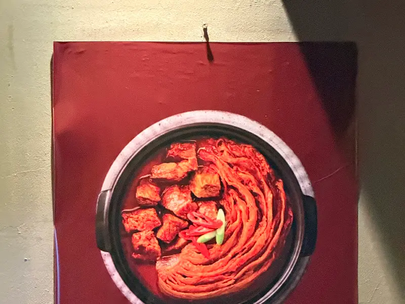 벽에 붙어있는 김치 사진