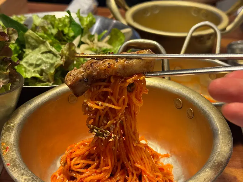 젓가락으로 집은 삼겹살