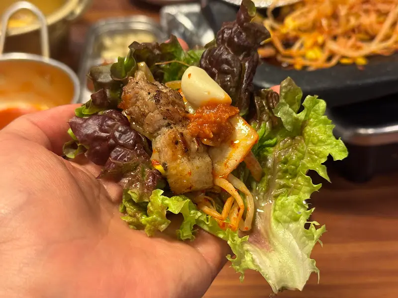 쌈 싸 먹는 모습