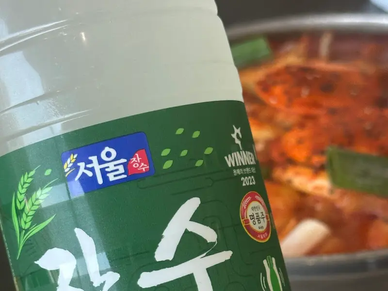 테이블 위에 놓인 술병