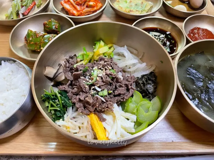 놋그릇에 담긴 비빔밥