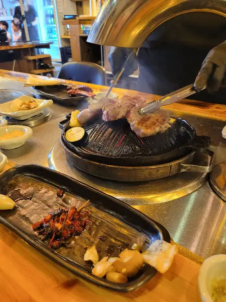 직원들이 직접 구워주는 양고기