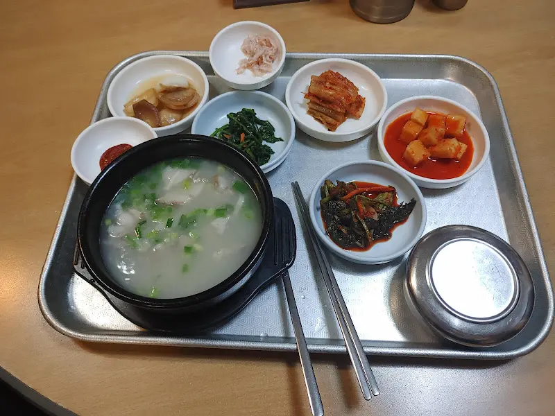 푸짐한 돼지국밥 한 상 차림