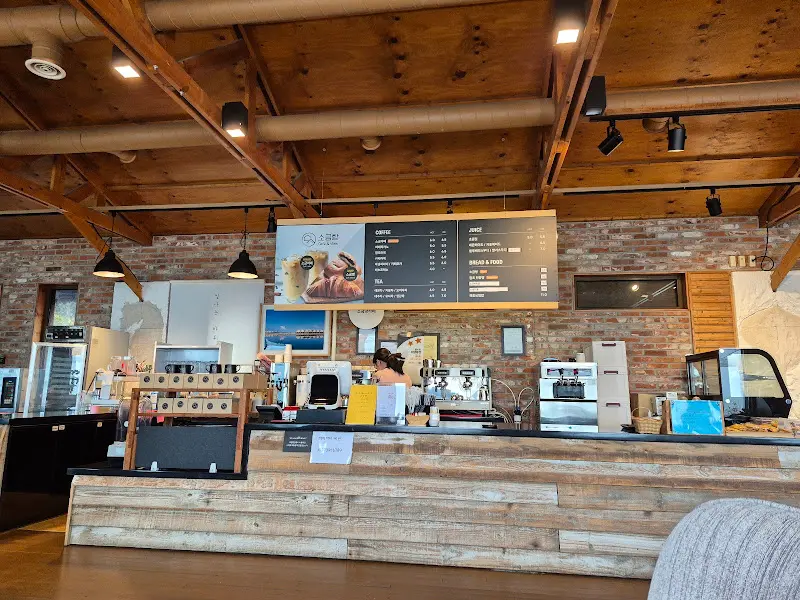 소금항카페 내부 인테리어