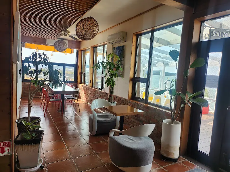 소금항카페 내부 좌석