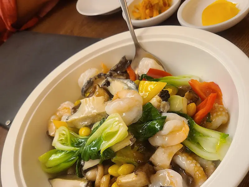 다채로운 해산물이 들어간 전가복