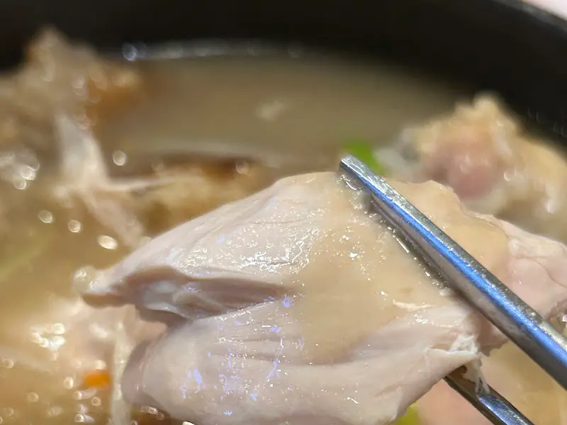 젓가락으로 찢은 닭가슴살