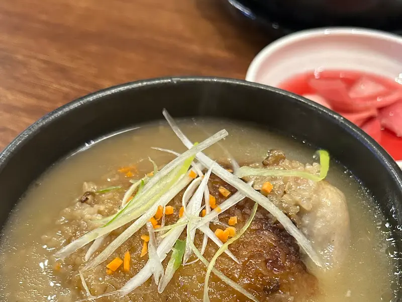 테이블 위에 놓인 삼계탕 뚝배기