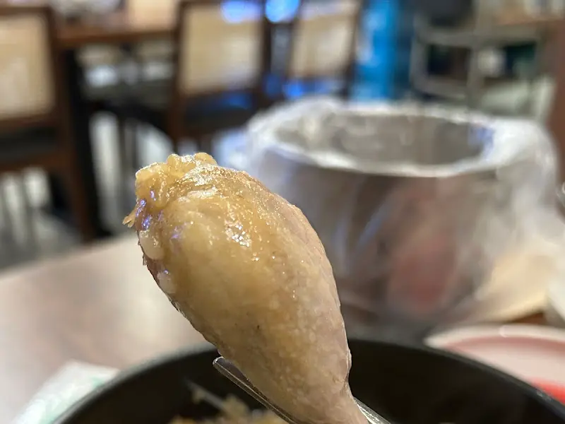 젓가락으로 들어올린 닭다리