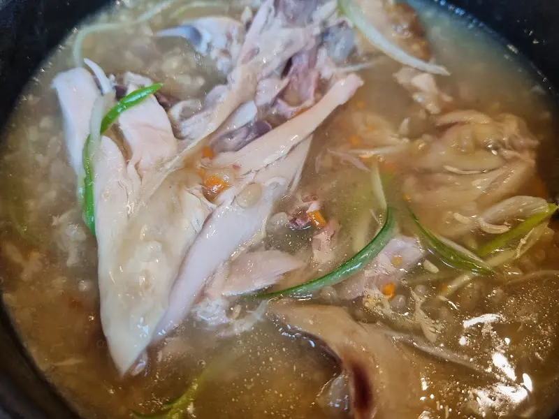 닭 껍질이 벗겨진 삼계탕