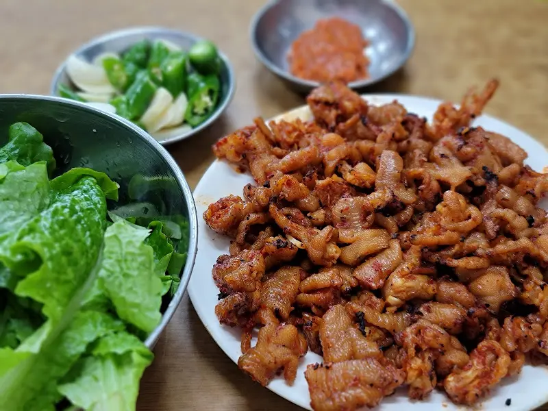 싱싱한 쌈 채소와 닭발