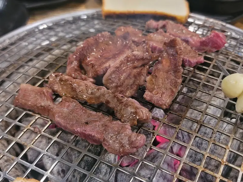 숯불 위에서 익어가는 꽃등심